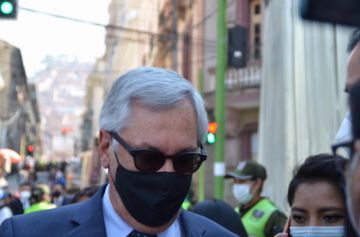 Delegaciones y organizaciones llegan para el acto de posesión de Arce.
