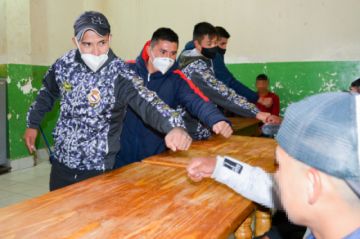 El centro de Acogida Nuevos Horizontes recibe la visita de los jugadores de Real Potosí. FOTO SEDEGES