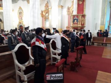 Primero fue la ceremonia de ofrenda a la Pachamama, después el te deum