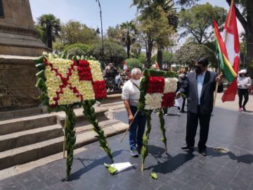 Se desarrolló la ofrenda floral a cargo de la Asociación de Residentes Potosinos. Créditos: Alina Cuentas / CORREO DEL SUR