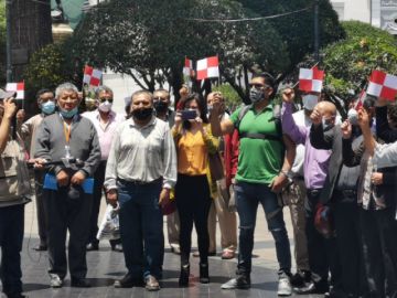 Se desarrolló la ofrenda floral a cargo de la Asociación de Residentes Potosinos. Créditos: Alina Cuentas / CORREO DEL SUR