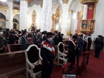 Primero fue la ceremonia de ofrenda a la Pachamama, después el te deum