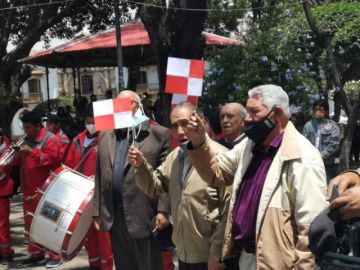 Se desarrolló la ofrenda floral a cargo de la Asociación de Residentes Potosinos. Créditos: Alina Cuentas / CORREO DEL SUR