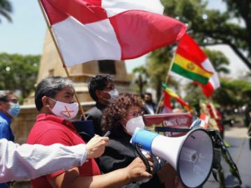 Se desarrolló la ofrenda floral a cargo de la Asociación de Residentes Potosinos. Créditos: Alina Cuentas / CORREO DEL SUR