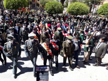 Primero fue la ceremonia de ofrenda a la Pachamama, después el te deum