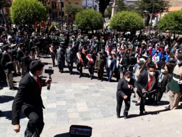Primero fue la ceremonia de ofrenda a la Pachamama, después el te deum