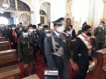 Primero fue la ceremonia de ofrenda a la Pachamama, después el te deum