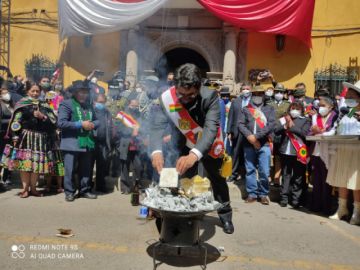 Primero fue la ceremonia de ofrenda a la Pachamama, después el te deum
