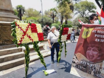 Se desarrolló la ofrenda floral a cargo de la Asociación de Residentes Potosinos. Créditos: Alina Cuentas / CORREO DEL SUR