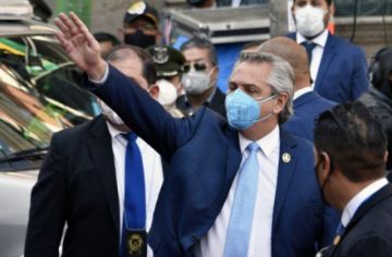 Presidente argentino aislado luego que un alto funcionario contrajo covid-19