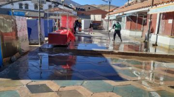 Realizaron la limpieza de los puestos de este punto comercial. FOTO EMAP