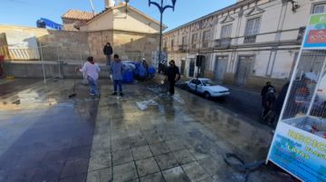 Realizaron la limpieza de los puestos de este punto comercial. FOTO EMAP