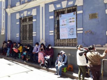Largas filas se ven en las escuelas de alta demanda.