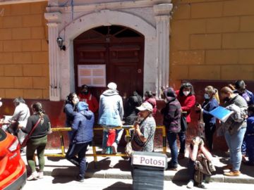 Largas filas se ven en las escuelas de alta demanda.