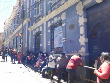 Largas filas se ven en las escuelas de alta demanda.