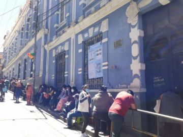 Largas filas se ven en las escuelas de alta demanda.
