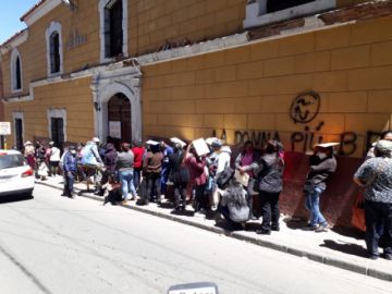 Largas filas se ven en las escuelas de alta demanda.