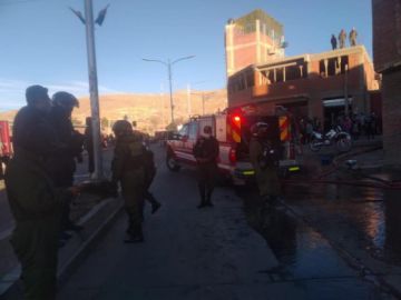 Los vecinos también ayudaron a sofocar el fuego.