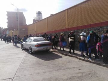 Las filas son largas en afueras de los puntos de entrega,