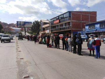 Las filas son largas en afueras de los puntos de entrega,