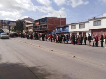 Las filas son largas en afueras de los puntos de entrega,