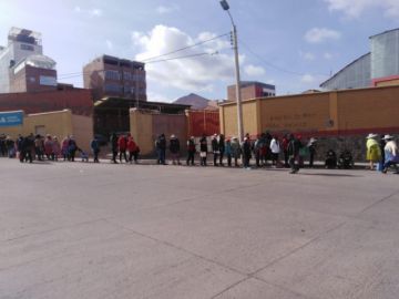 Las filas son largas en afueras de los puntos de entrega,