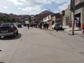 Las filas son largas en afueras de los puntos de entrega,