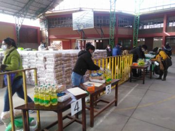 Las filas son largas en afueras de los puntos de entrega,