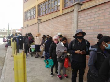 Las filas son largas en afueras de los puntos de entrega,