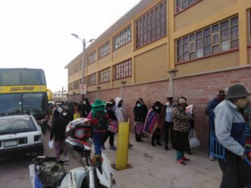 Las filas son largas en afueras de los puntos de entrega,