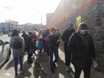 Las filas son largas en afueras de los puntos de entrega,