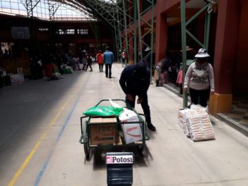 Entrega de la canasta estudiantil en la Unidad Educativa Cobija.