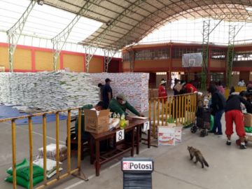 Entrega de la canasta estudiantil en la Unidad Educativa Cobija.