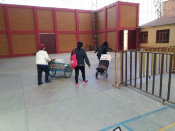 Entrega de la canasta estudiantil en la Unidad Educativa Cobija.