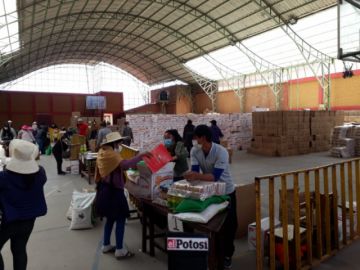 Entrega de la canasta estudiantil en la Unidad Educativa Cobija.