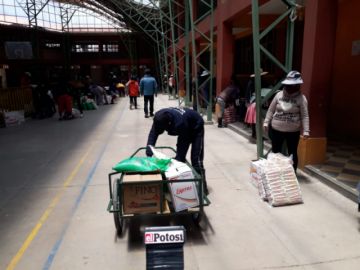 Entrega de la canasta estudiantil en la Unidad Educativa Cobija.