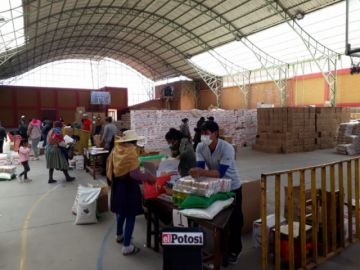 Entrega de la canasta estudiantil en la Unidad Educativa Cobija.