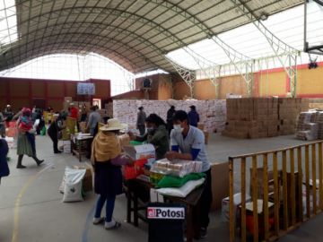 Entrega de la canasta estudiantil en la Unidad Educativa Cobija.
