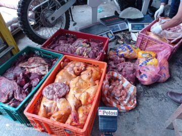 La carne de pollo y res era vendida en centros de abasto.