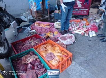 La carne de pollo y res era vendida en centros de abasto.