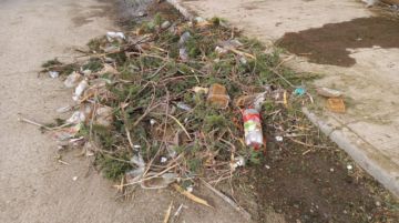 Basura de todo tipo y cenizas están en la avenida.