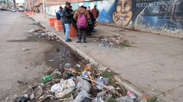 Basura de todo tipo y cenizas están en la avenida.