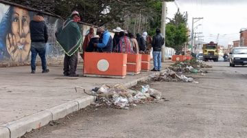 Basura de todo tipo y cenizas están en la avenida.