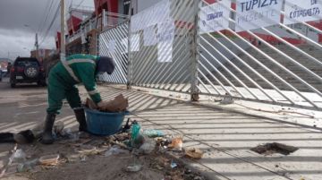 Basura de todo tipo y cenizas están en la avenida.