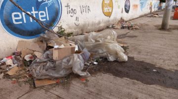 Basura de todo tipo y cenizas están en la avenida.