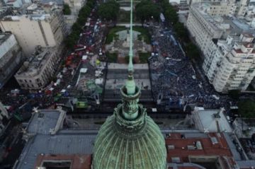 Vista aérea de los manifestantes a favor (izq) y en contra (der) del aborto frente al Congreso en Buenos Aires 