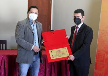  El rector indicó que la distinción es un reconocimiento a los resultados y los logros que ha obtenido la Universidad. FOTO UCB TARIJA