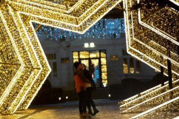 Una pareja recibe el año nuevo en una plaza de Podgorica el 31 de diciembre de 2020