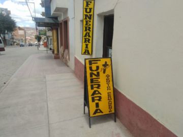 Comercios, letreros y comerciantes ocupan las aceras.