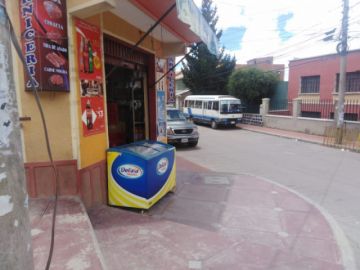 Comercios, letreros y comerciantes ocupan las aceras.